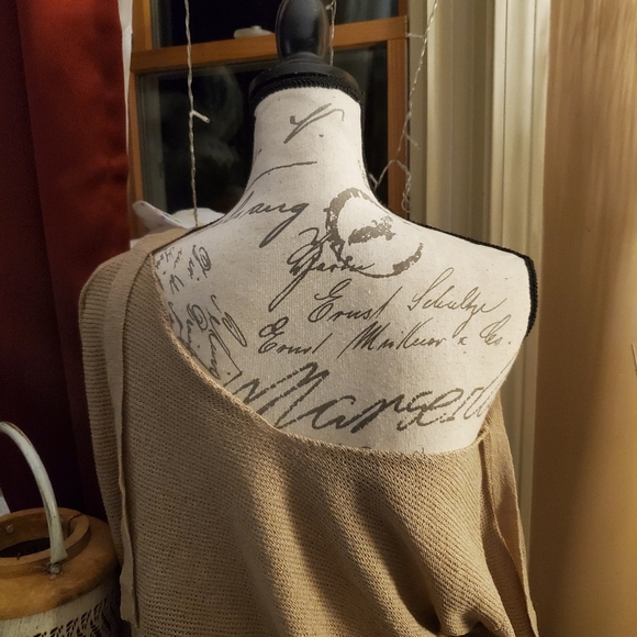 NEW LISTING large ecru sweater with surprise back - Picture 6 of 10